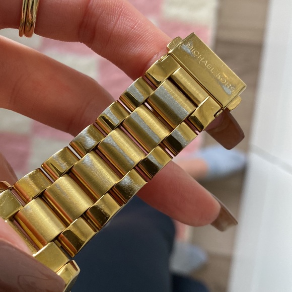 Michael Kors Gold Bradshaw Watch - Picture 2 of 5